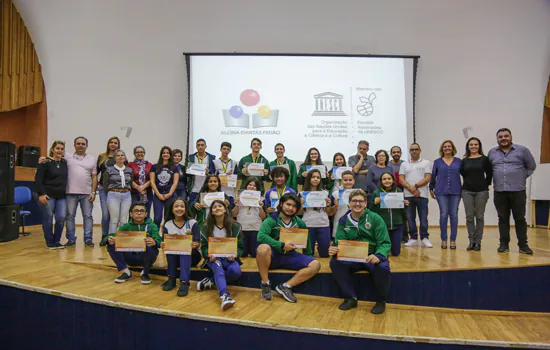 Alunos recebem medalhas em competição internacional de matemática