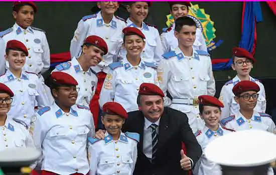 15 Estados e DF aderem ao Programa de Escolas Cívico-Militares do MEC