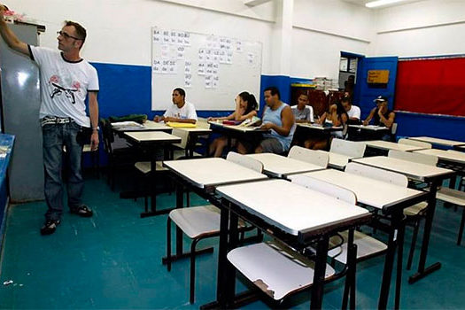 Adolescentes deixam escola para buscar emprego