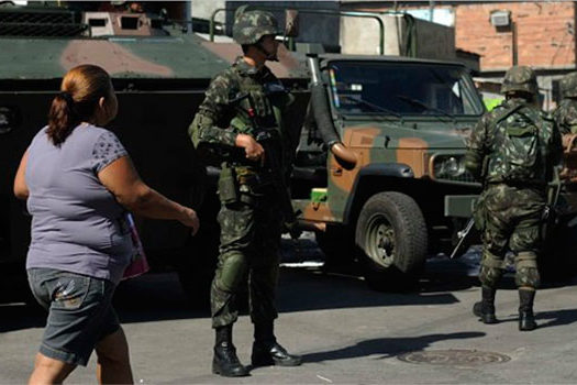 Exército cerca acesso às favelas do Complexo da Maré