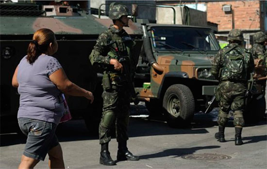 Exército cerca acesso às favelas do Complexo da Maré