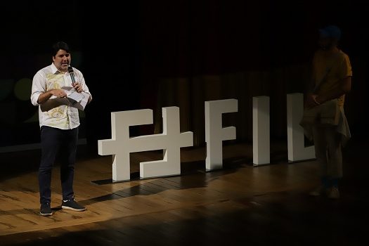 Com roteiro criativo e poético, abertura da FIL teve música, teatro e leituras de cartas