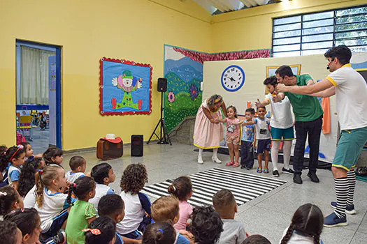 Sumiço da faixa de pedestres é tema de espetáculo para alunos em Diadema