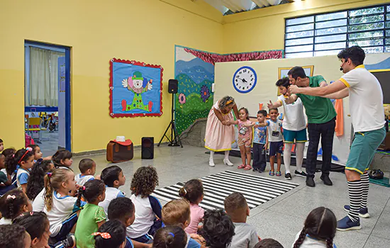 Sumiço da faixa de pedestres é tema de espetáculo para alunos em Diadema