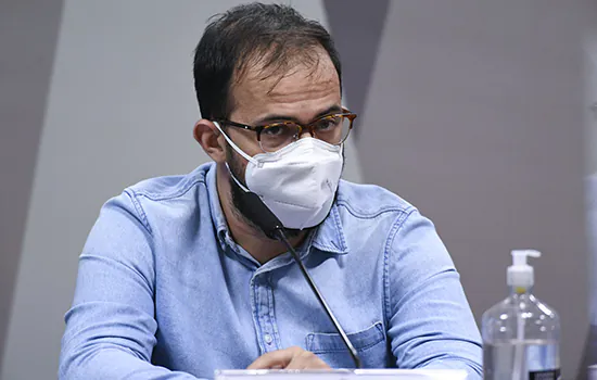 Luis Ricardo exibe mensagens que recebeu de superiores sobre Covaxin