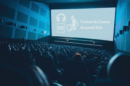 Prefeitura de SP promove sessão de cinema para mais de 200 estudantes com deficiência