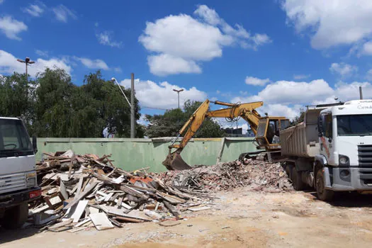 Semasa flagra empresa por descarte irregular de entulho