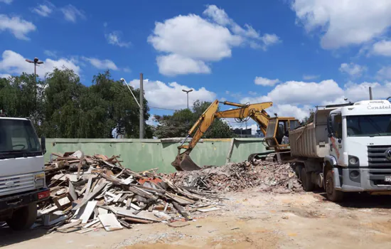 Semasa flagra empresa por descarte irregular de entulho