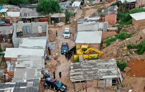 Semasa flagra movimentação de terra e corte ilegal de árvores em área invadida