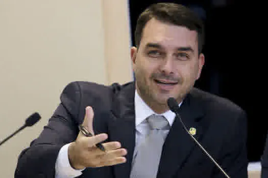 Investigação sobre Flávio Bolsonaro alcança 37 imóveis