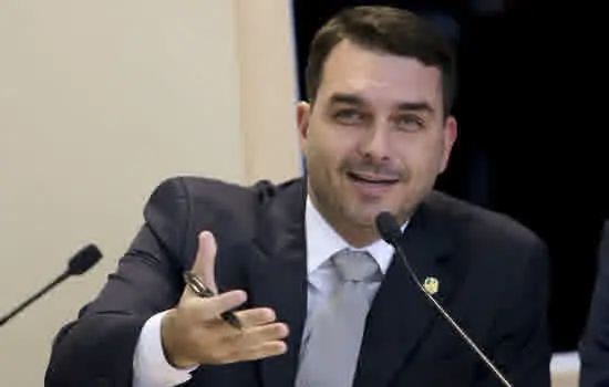 Investigação sobre Flávio Bolsonaro alcança 37 imóveis