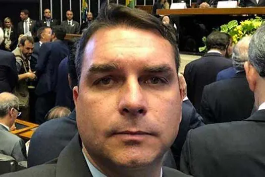 Flávio Bolsonaro tira ex-assessora de diretório do PSL no Rio