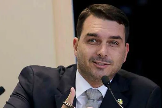 Flávio Bolsonaro muda estratégia e quer depor no inquérito das rachadinhas