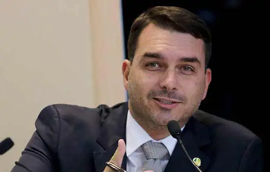 Flávio Bolsonaro muda estratégia e quer depor no inquérito das rachadinhas