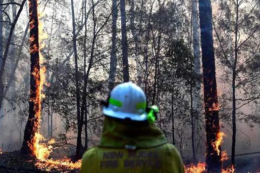 Dezenas de incêndios assolam o leste da Austrália