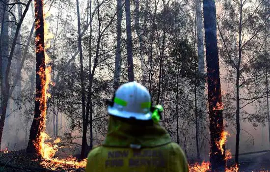 Dezenas de incêndios assolam o leste da Austrália