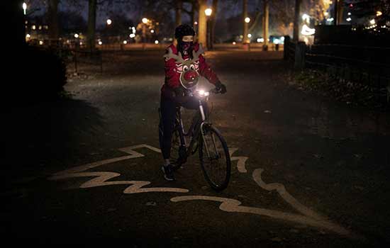 Ford cria traje de Natal “Distância Segura” para proteção dos ciclistas no trânsito