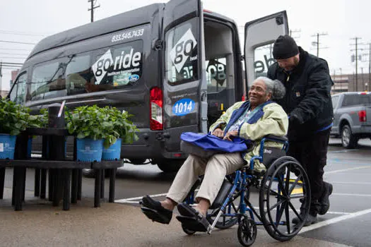 Ford expande o serviço de transporte médico não emergencial com vans nos EUA