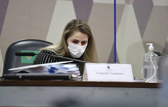 Francieli fala em ‘politização’ de vacinação ‘por meio do líder da nação’