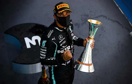 Hamilton volta a vencer na Espanha