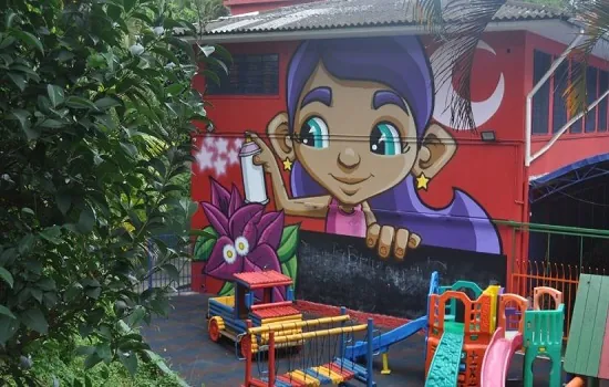 Artistas grafitam muros e paredes de EMEI na Zona Sul