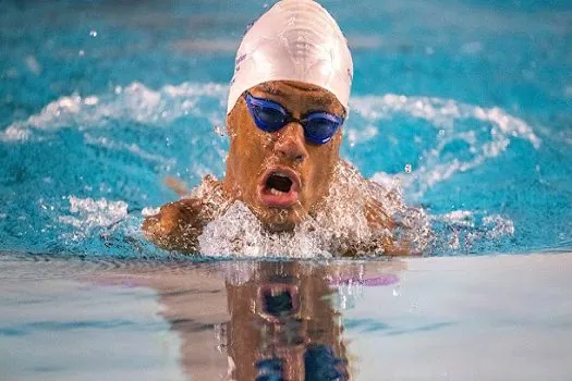 Medalhista paralímpico Gabriel Araújo bate recorde mundial