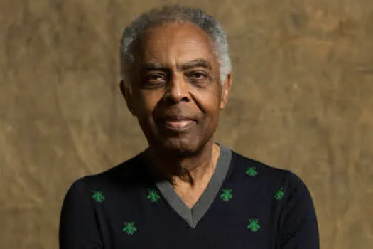 Gilberto Gil debate o lugar das artes na interpretação da crise brasileira durante evento