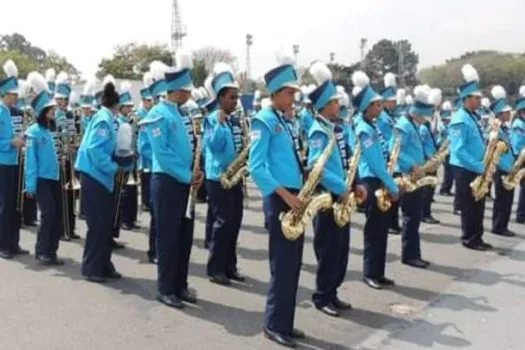 Banda composta por 250 estudantes se apresenta em desfile cívico no Anhembi