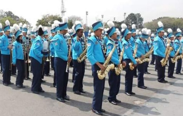 Banda composta por 250 estudantes se apresenta em desfile cívico no Anhembi