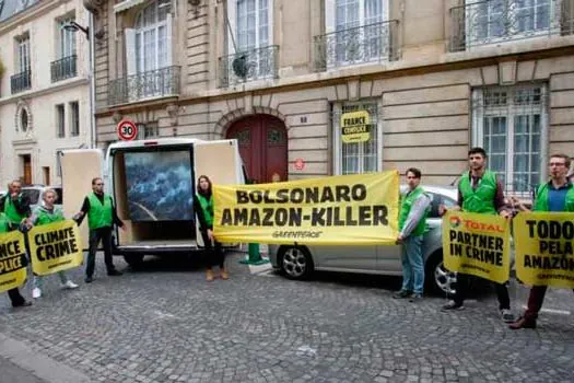 Ativistas do Greenpeace invadem residência do embaixador do Brasil em Paris