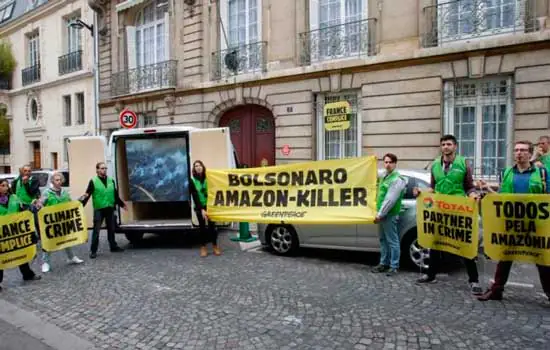 Ativistas do Greenpeace invadem residência do embaixador do Brasil em Paris