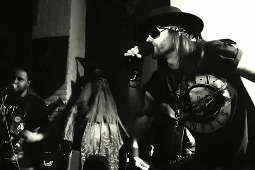 Show cover do Guns N’ Roses no Atrium Shopping