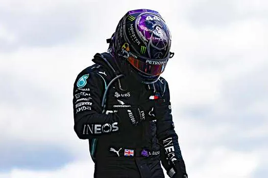 Hamilton vence e iguala recorde de Schumacher