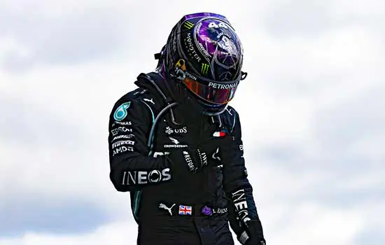 Hamilton vence e iguala recorde de Schumacher