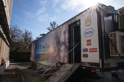 Carreta itinerante para coleta de sangue incentiva doação de forma segura