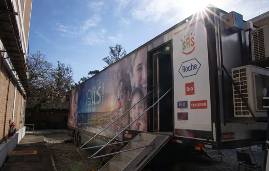 Carreta itinerante para coleta de sangue incentiva doação de forma segura