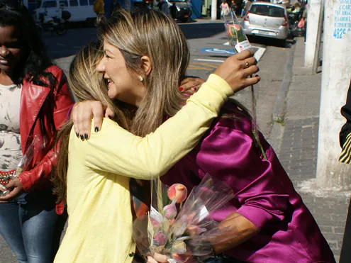 Michelle Benevides parabeniza moradoras em homenagem ao Dia das Mães