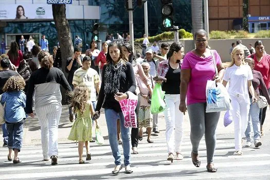 Rendimento real do trabalhador recua 8,8% em um ano, diz IBGE