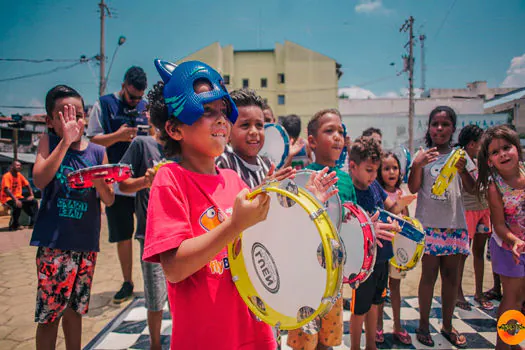 Instituto Matéria Rima leva arte e alegria para ruas e praças de Diadema