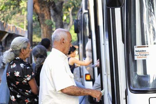 Doria e Covas retiram gratuidade para idosos entre 60 e 65 anos em ônibus, trens e metrô