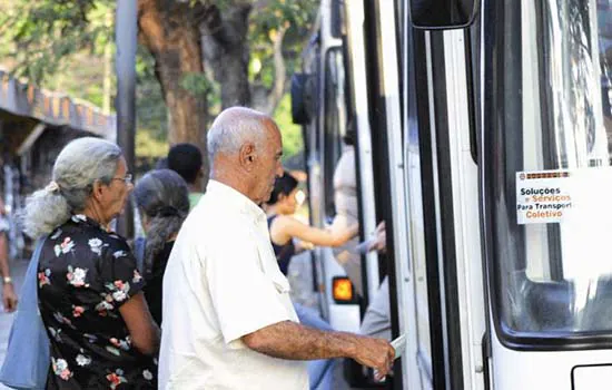 Doria e Covas retiram gratuidade para idosos entre 60 e 65 anos em ônibus