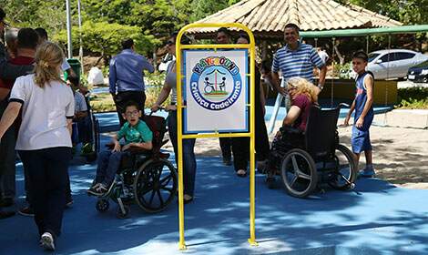 Playground para crianças cadeirantes é inaugurado no Chico Mendes