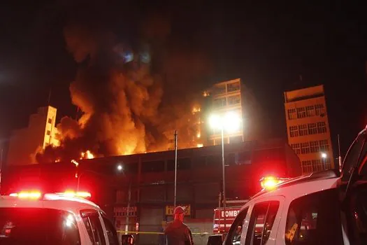 Incêndio atinge prédio comercial na região da 25 de Março, no centro de São Paulo