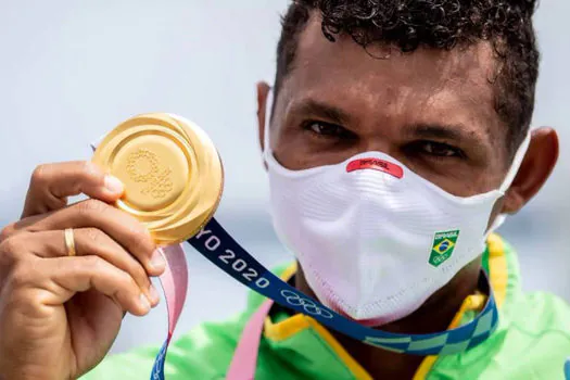 Isaquias Queiroz conquista medalha de ouro na canoagem velocidade