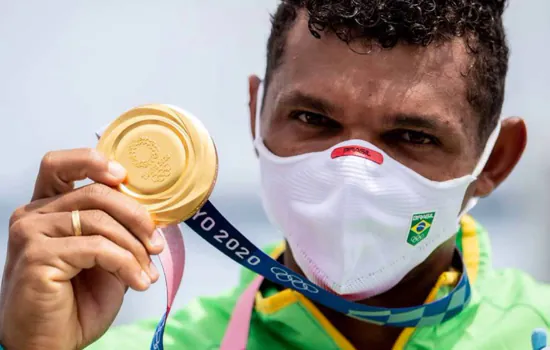 Isaquias Queiroz conquista medalha de ouro na canoagem velocidade