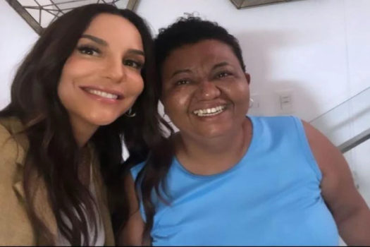 Ivete Sangalo visita Leo Santana e Lore Improta e funcionária passa mal de emoção