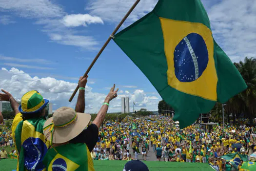 Em luta pela democracia, manifestantes protestam contra governo