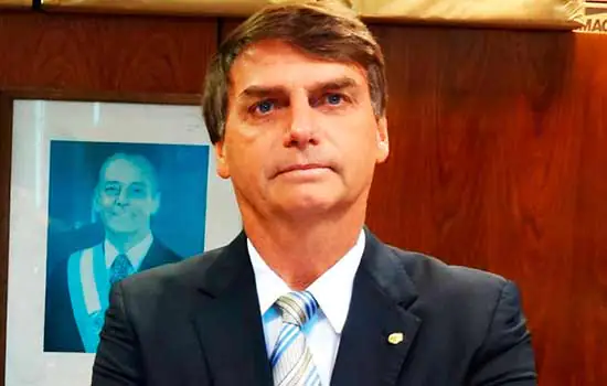 RACHADINHA: Cinco ex-assessores de Bolsonaro receberam R$ 165 mil em auxílios