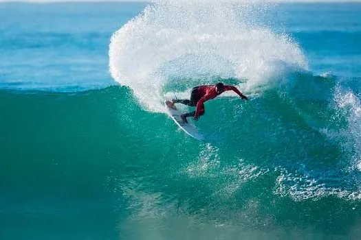 Medina supera Mineirinho em duelo de campeões e avança em Jeffreys Bay