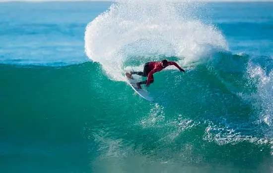 Medina supera Mineirinho em duelo de campeões e avança em Jeffreys Bay